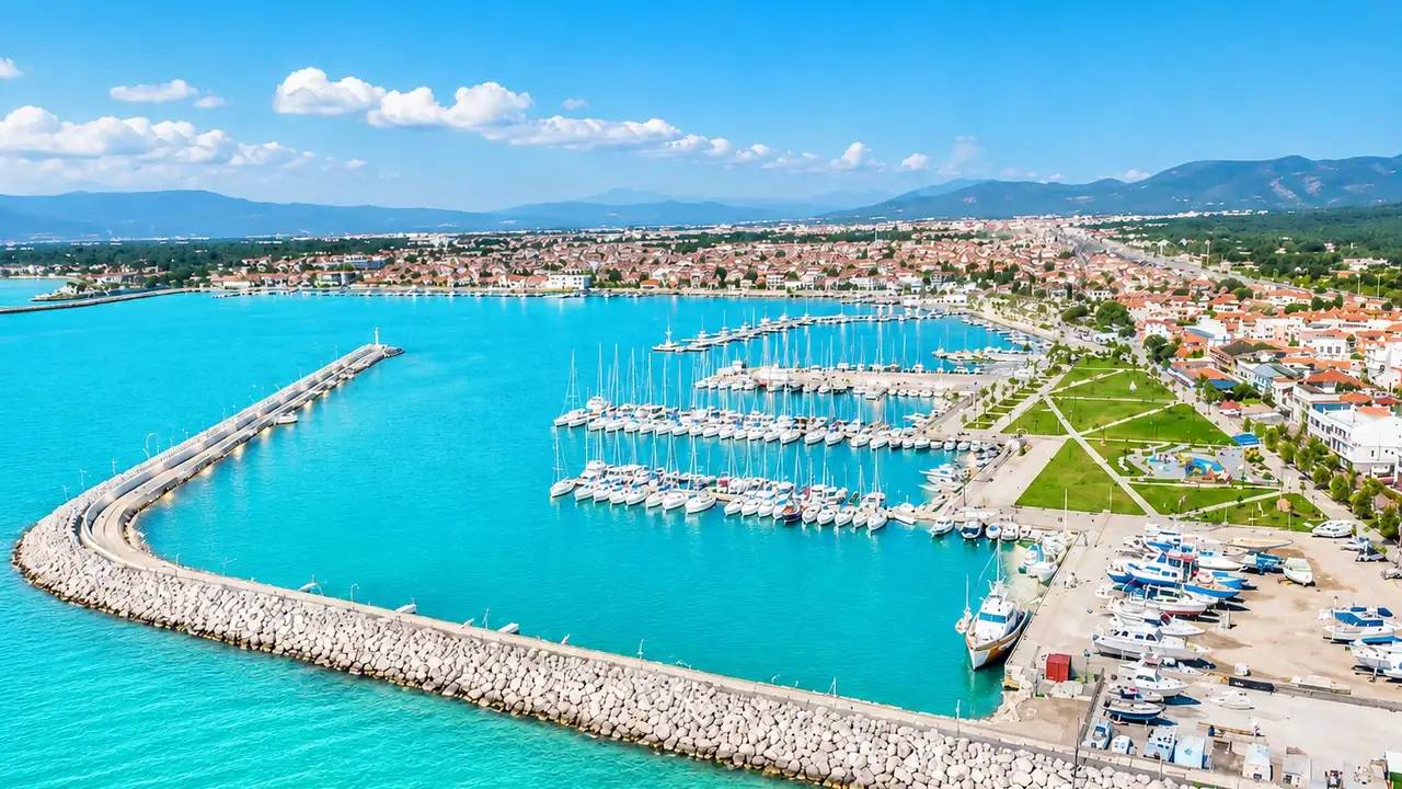 Körfezin güney kıyısı, Karaağaç sahili yönü — Gömeç rehberi