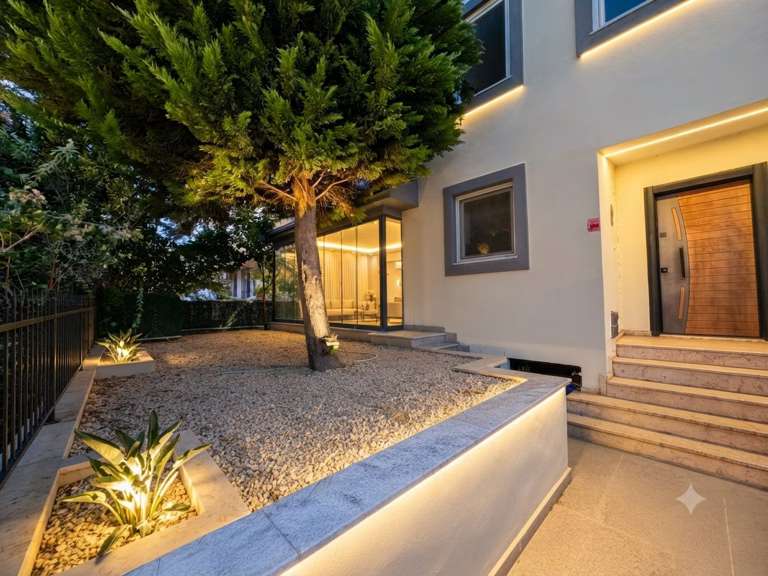 Akçay'da Satılık 3+1 Villa, Denize Yakın, Bahçeli, Teraslı Ev