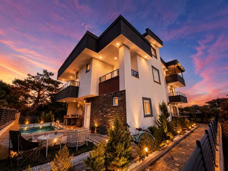 Güre'de Satılık 5+1 ve Tripleks Villa Balkonlu