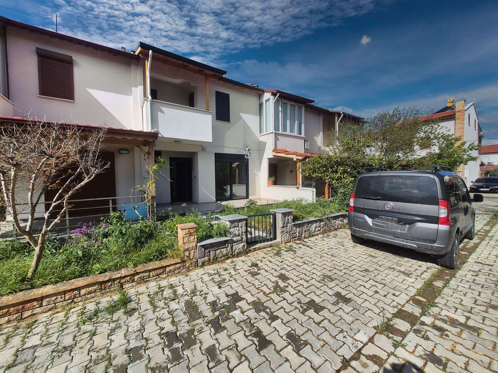 Burhaniye'de Satılık 3+1 Müstakil Ev, Denize Sıfır, Havuzlu, Güvenlikli