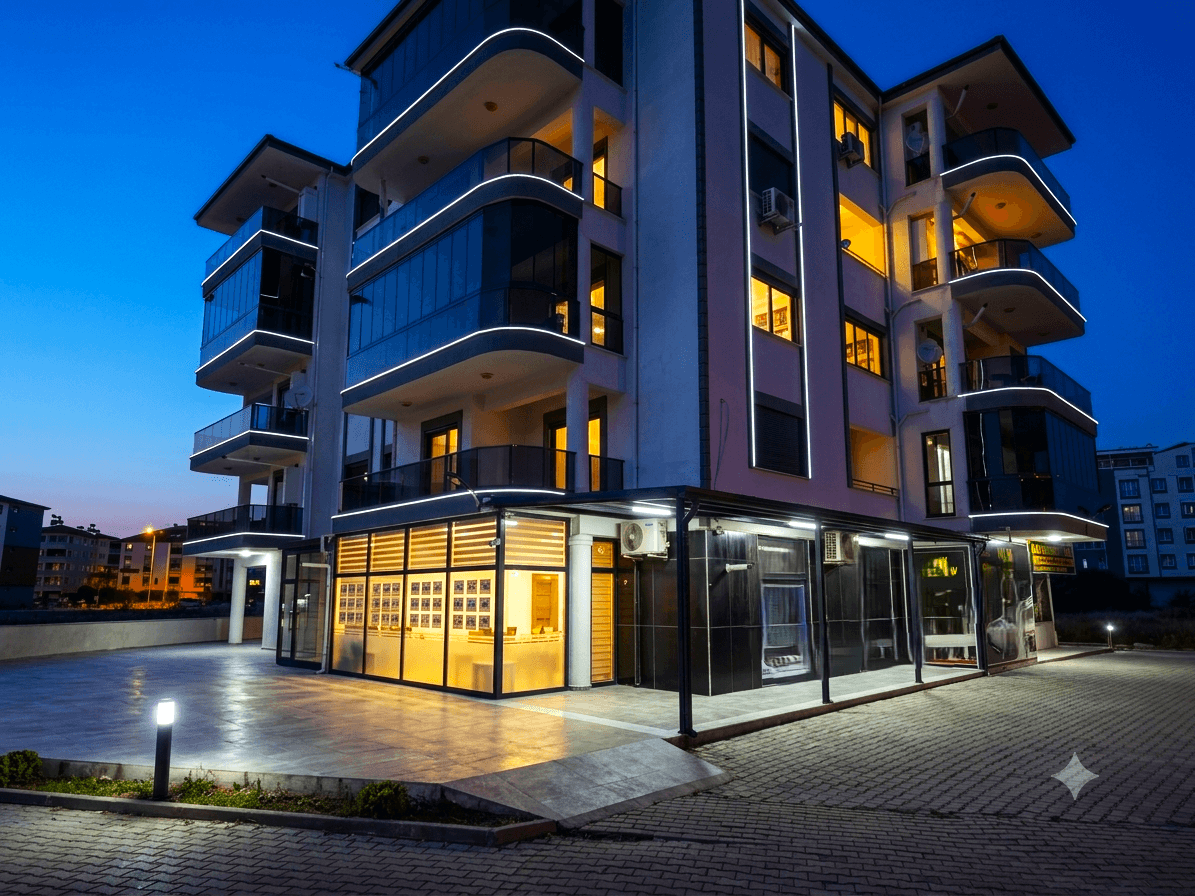 Burhaniye’de Kiralık 2 Katlı Dükkan, Merkezde, Ön Cephe