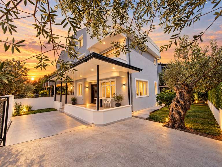 Güre'de Satılık 4+1 ve Tripleks Villa Tam Müstakil Doğalgaz Kombili