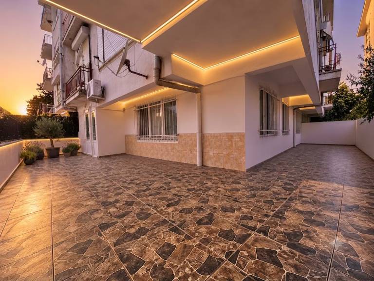 Altınkum'da Satılık 2+1 Daire, Denize 50 Metre, Geniş Balkonlu