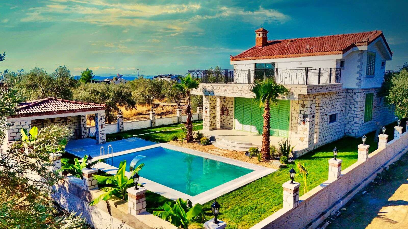Altınoluk’ta Satılık 4+1 Villa, Denize 700 M, Havuzlu, Geniş Balkonlu